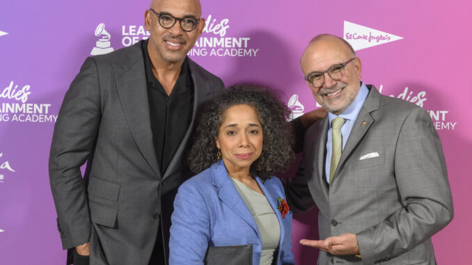 La embajadora de EEUU en España, Julissa Reynoso (c), el director general de la Academia de la grabación, Harvey Mason Jr., y el presidente ejecutivo de los Grammy Latinos, Manuel Abud (d), antes de participar en el Leading Ladies of Entertainment. EFE/ Raúl Caro
