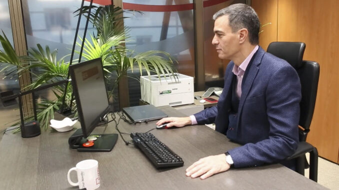 Captura de vídeo que muestra al secretario general del PSOE y presidente del Gobierno en funciones, Pedro Sánchez, durante la consulta telemática a la militancia sobre el pacto de Gobierno con Sumar y otros pactos necesarios con otros partidos como Junts y ERC para la investidura, esta mañana, en la sede del PSOE, en Ferraz (Madrid). EFE/ PSOE - SOLO USO EDITORIAL/SOLO DISPONIBLE PARA ILUSTRAR LA NOTICIA QUE ACOMPAÑA (CRÉDITO OBLIGATORIO) -
