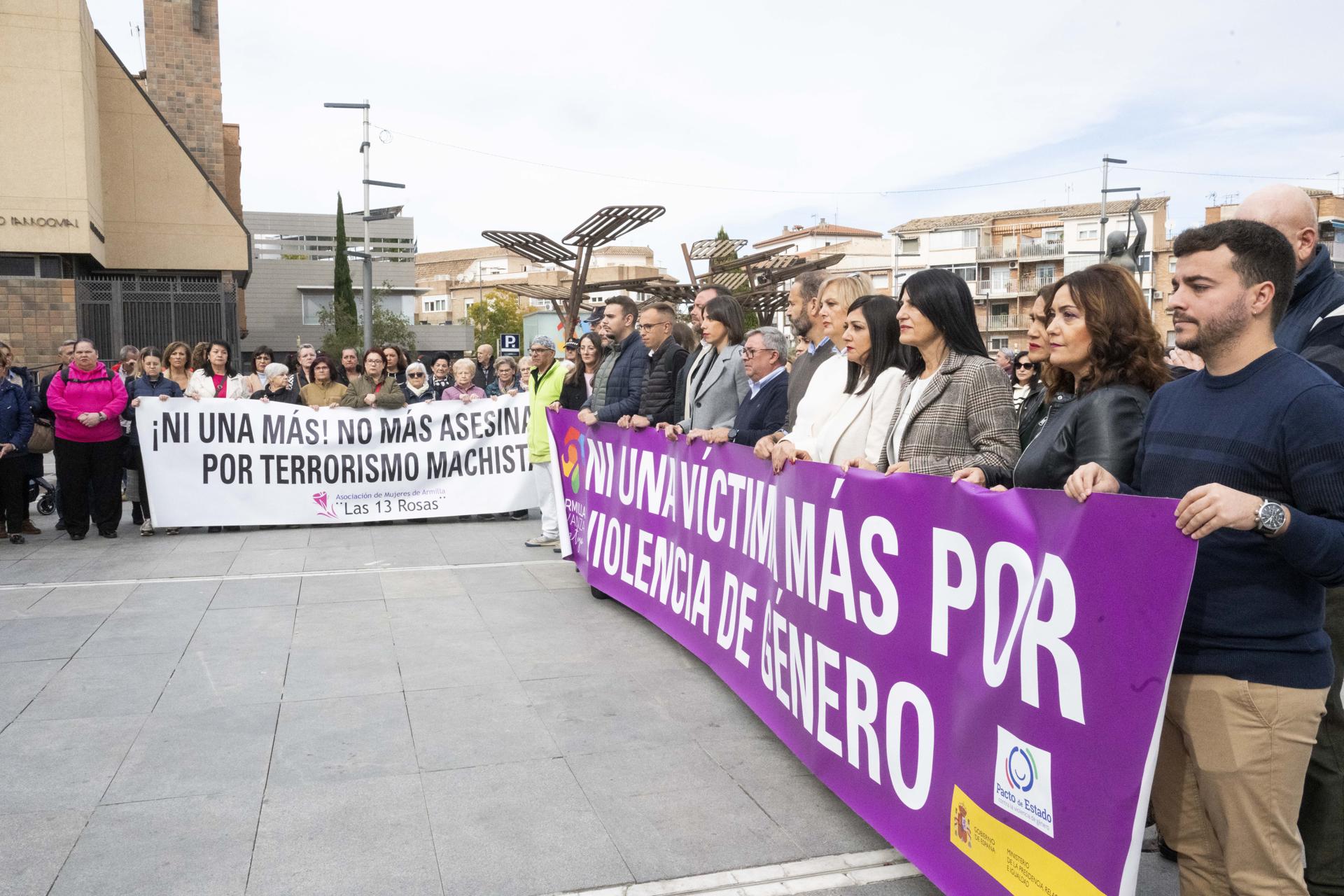 Tras una pancarta con el lema "Ni una víctima más por violencia de género", más de un centenar de personas ha secundado la concentración convocada por el Ayuntamiento de Armilla (Granada) y ha guardado este mediodía un minuto de silencio contra el apuñalamiento sufrido anoche por una mujer de 47 años a manos de su exmarido, un hombre de 54 con el que mantenía periodos de convivencia y que está detenido mientras la víctima continúa en la UCI de un hospital de Granada en estado grave. EFE/Miguel Ángel Molina
