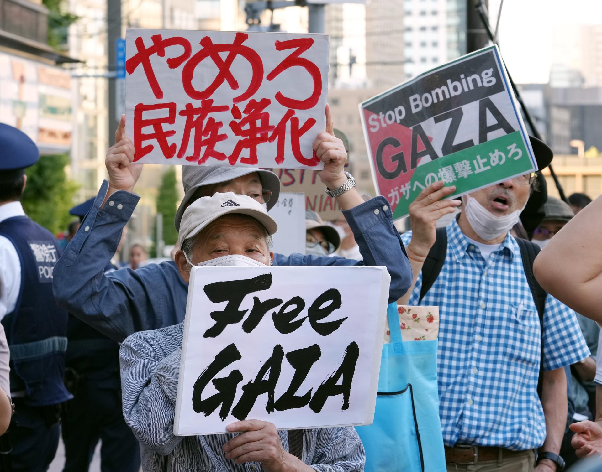 Manifestantes con pancartas en solidaridad con el pueblo palestino protestan contra "la masacre de Israel en Gaza" y el comercio de armas, cerca de la Iikura Guest House del Ministerio de Exteriores en Tokio, donde se celebra una reunión de ministros de Exteriores del G7, el 7 de noviembre de 2023. EFE/EPA/KIMIMASA MAYAMA
