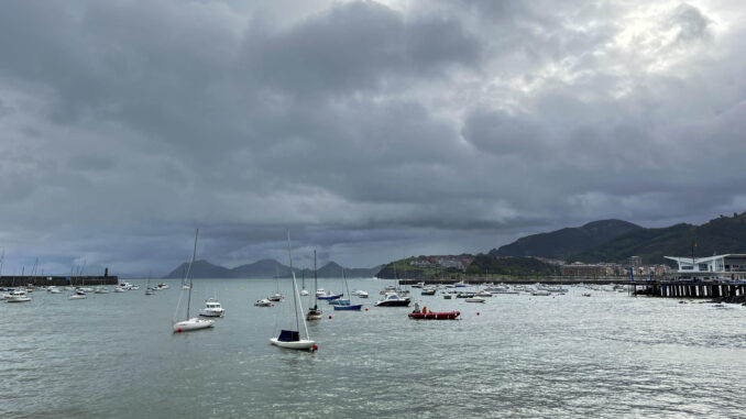 Cielo nuboso sobre la localidad cántabra de Castro Urdiales, este viernes . EFE/Miguel Ramos
