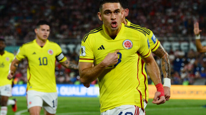 AMDEP3499. ASUNCIÓN (PARAGUAY), 21/11/2023.- Rafael Santos Borré de Colombia celebra un gol hoy, en un partido de las Eliminatorias Sudamericanas para la Copa Mundo de Fútbol 2026 entre Paraguay y Colombia en el estadio Defensores del Chaco en Asunción (Paraguay). EFE/ Daniel Piris
