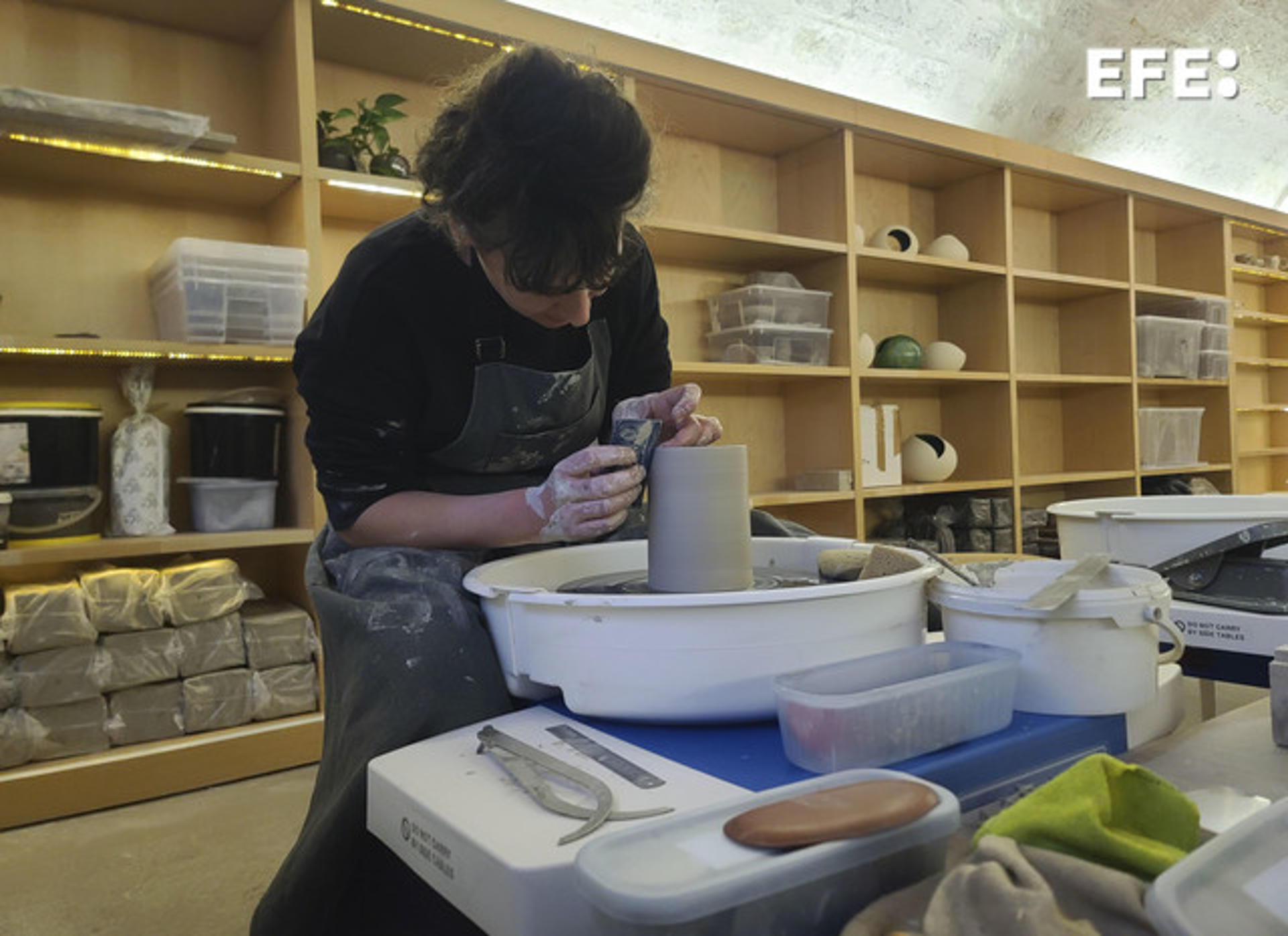 Una mujer trabaja con cerámica en el taller Wecandoo de París. EFE/ Edgar Sapiña Manchado
