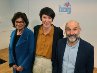 La portavoz nacional del BNG, Ana Pontón (c), acompañada por el diputado en las Cortes, Néstor Rego y la senadora, Carme Da Silva, anunciaron esta mañana el acuerdo PSOE-BNG para facilitar el gobierno a Pedro Sánchez. EFE/ Xoán Rey