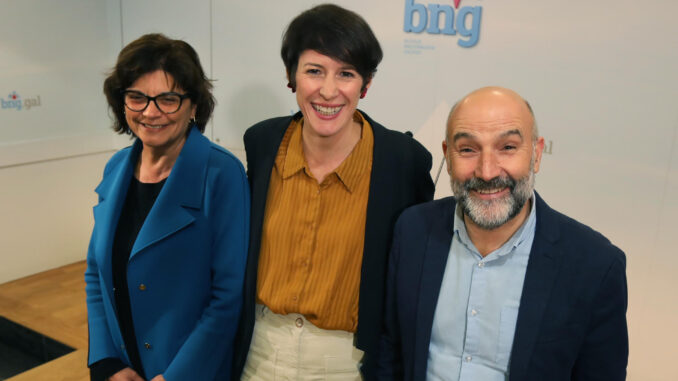 La portavoz nacional del BNG, Ana Pontón (c), acompañada por el diputado en las Cortes, Néstor Rego y la senadora, Carme Da Silva, anunciaron esta mañana el acuerdo PSOE-BNG para facilitar el gobierno a Pedro Sánchez. EFE/ Xoán Rey
