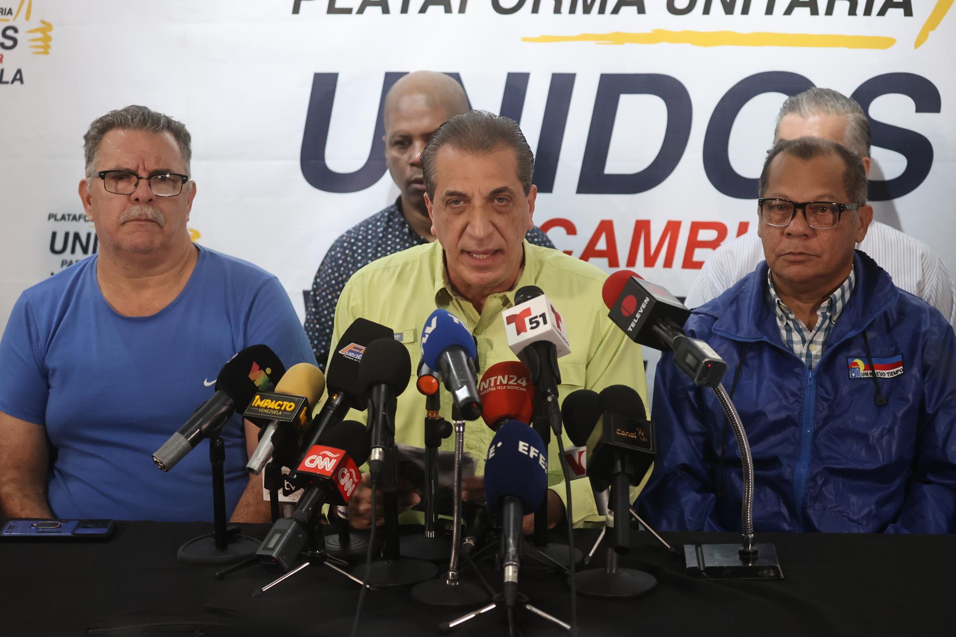 Biagio Pilieri representante de la Plataforma Unitaria Democrática habla hoy, durante una rueda de prensa en Caracas (Venezuela). EFE/ Miguel Gutiérrez
