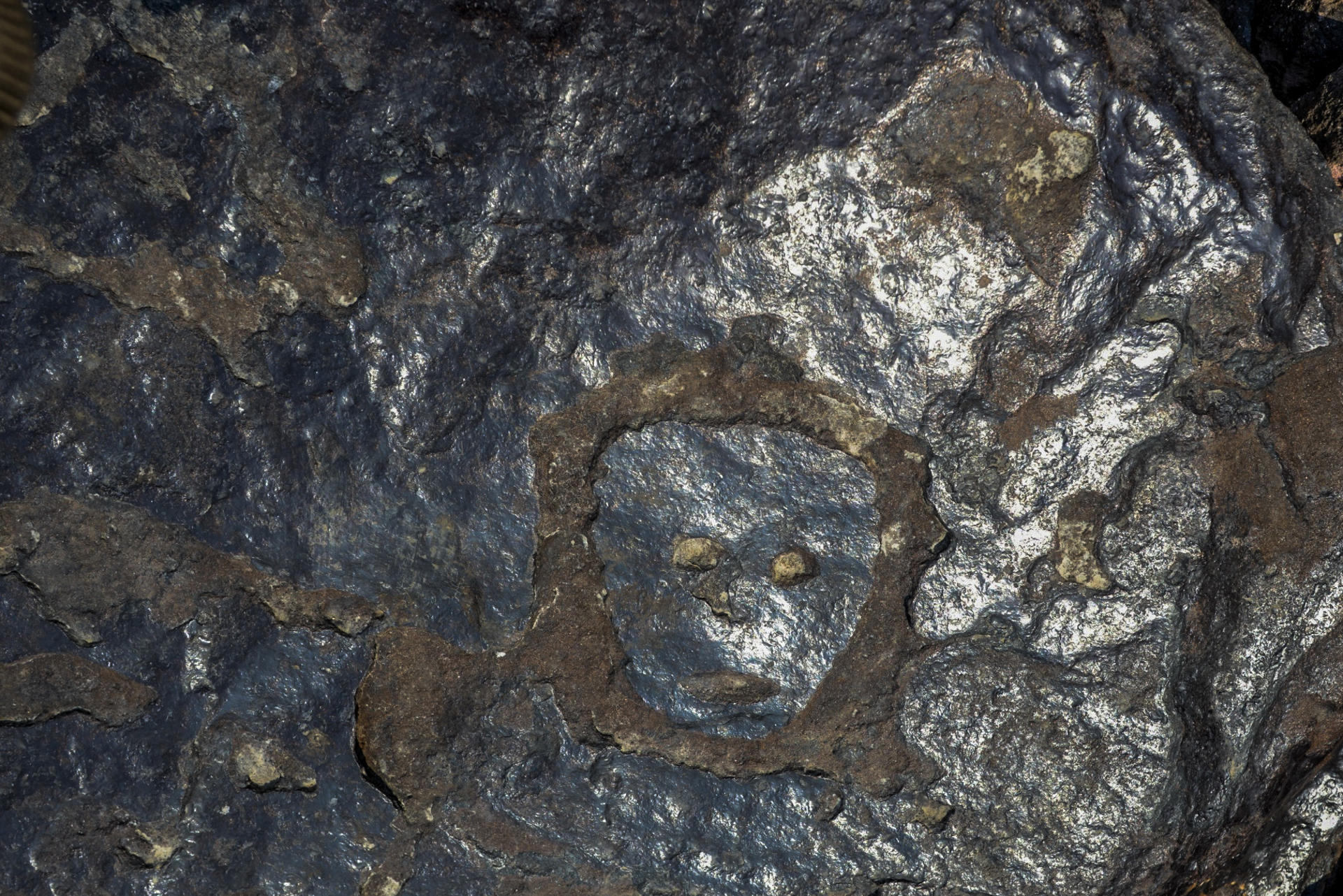 Fotografía cedida por el Instituto de Patrimonio Histórico y Artístico Nacional de Brasil (Iphan) que muestra el "rostro" tallado en el lugar donde fueron hallados varios yacimientos arqueológicos, en la Amazonía de Brasil. EFE/Guilherme Silva/Iphan
