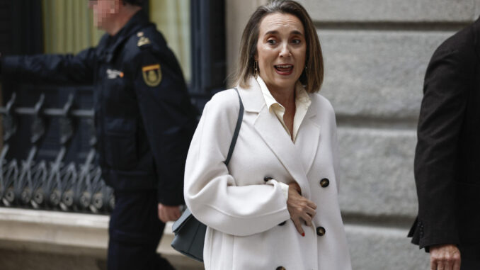 La portavoz del Partido Popular en el Congreso, Cuca Gamarra, a su llegada al Congreso de los Diputados en Madrid para asistir a la segunda jornada de la investidura del secretario general del PSOE Pedro Sánchez, este jueves. EFE/ Rodrigo Jiménez
