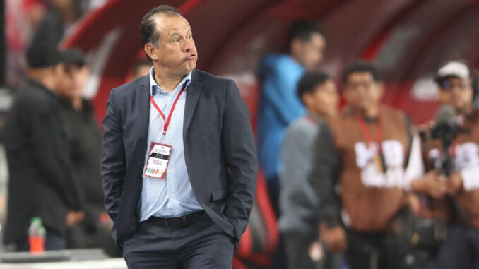 Fotografía de archivo del entrenador, Juan Reynoso. EFE/Paolo Aguilar
