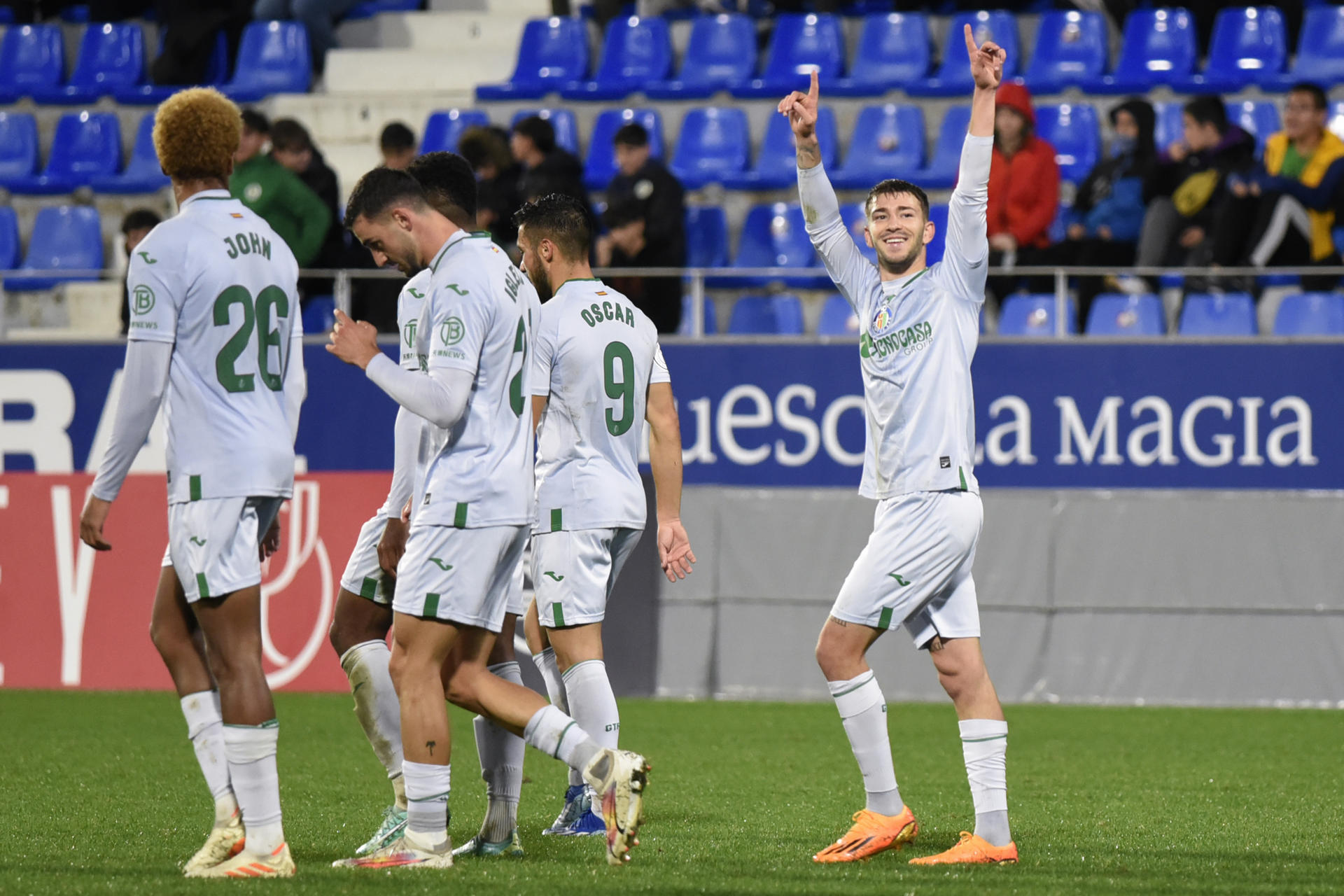 El delantero del Getafe Jordi Martín (d) celebra con sus compañeros tras marcar un tanto durante un encuentro correspondiente a la Copa del Rey entre el CF Tardienta y el Getafe en el campo de fútbol de El Alcoraz de Huesca. EFE/ Javier Blasco
