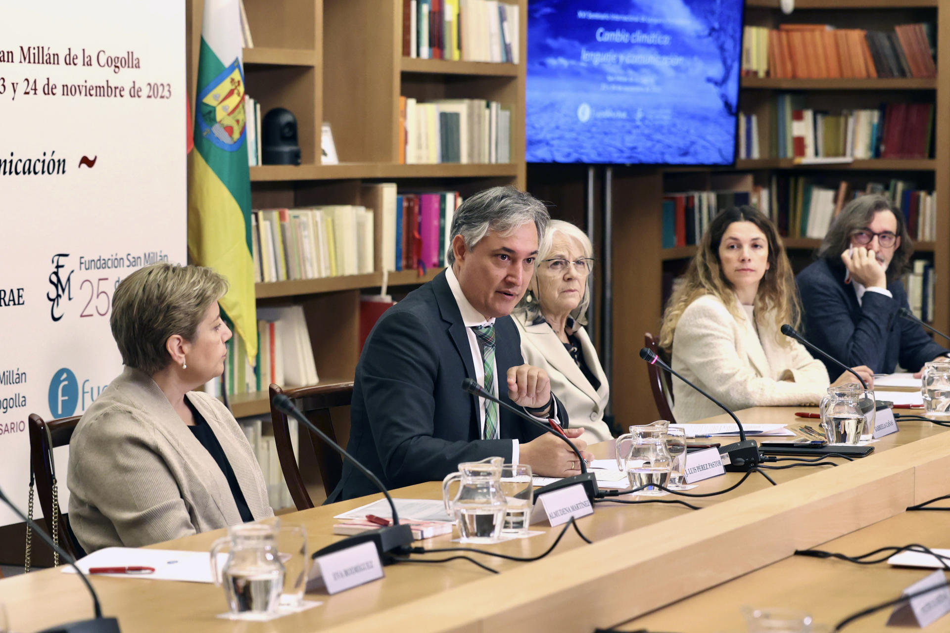 -El consejero de Cultura de La Rioja, José Luis Pérez Pastor (2i), en presencia de la vicepresidenta de la FundéuRAE y presidenta de la Agencia EFE, Gabriela Cañas (3i), interviene durante la inauguración del seminario Cambio climático: lenguaje y comunicación, de la FundéuRAE y la Fundación San Millán de la Cogolla, este jueves en el Monasterio de Yuso de San Millán de la Cogolla (La Rioja). EFE/ Raquel Manzanares
