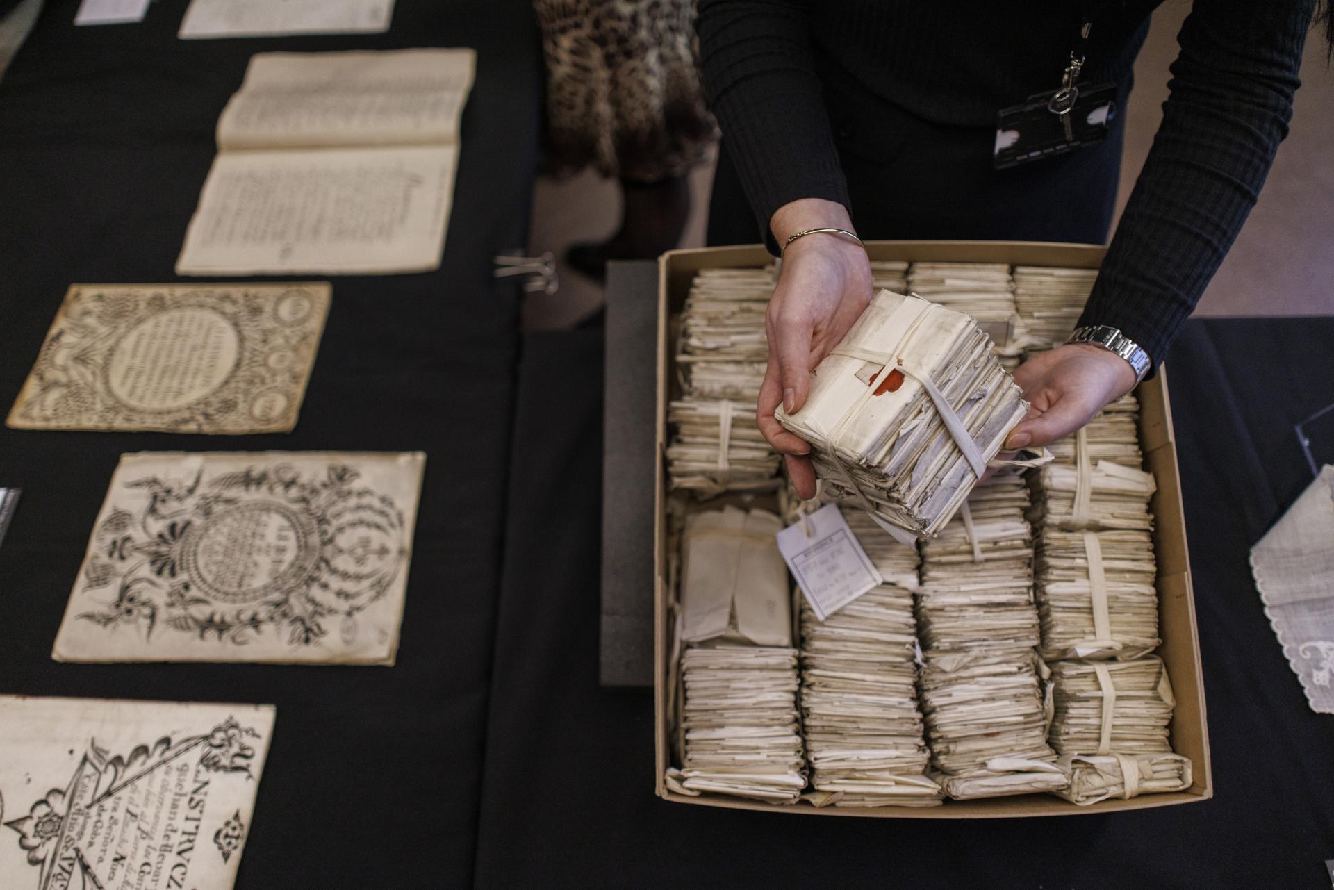 Los Prize Papers en los Archivos Nacionales en Londres. EFE/EPA/TOLGA AKMEN
