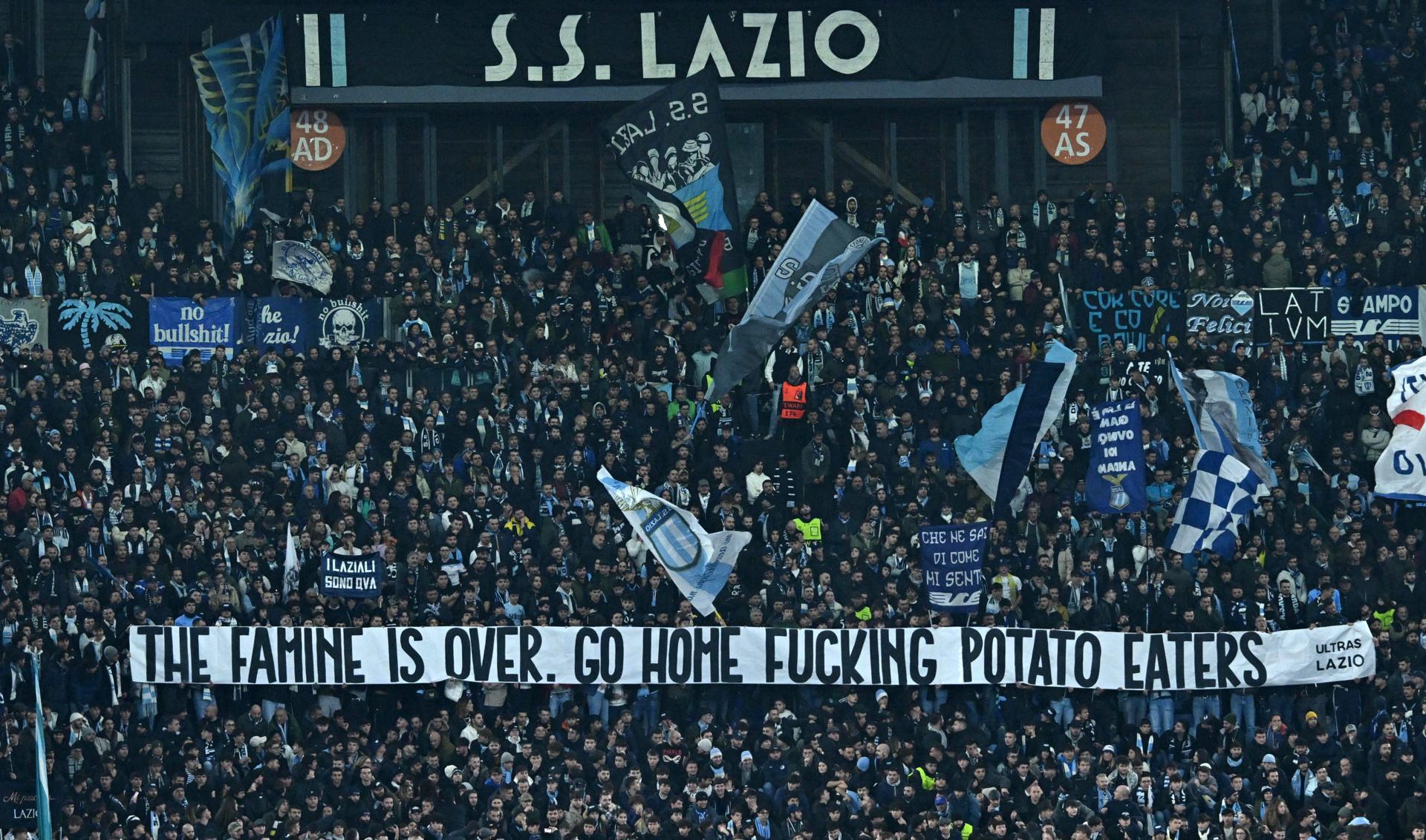 Hinchas del Lazio durante el partido del grupo E que han jugado SS Lazio y Celtic FC, en Roma, Italia. EFE/EPA/MAURIZIO BRAMBATTI
