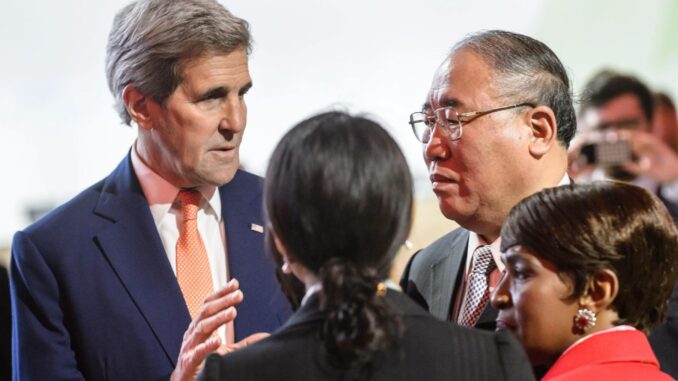 Imagen de archivo de una reunión entre John Kerry (c) y Xie Zhenhua (dcha). EFE/EPA/CHRISTOPHE PETIT TESSON
