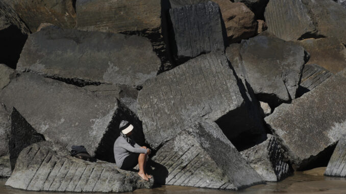 Una mujer toma el sol este martes en la playa de la Zurriola de San Sebastián. EFE/Juan Herrero.
