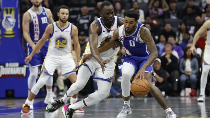 El jugador de Sacramento Kings Malik Monk (d) en acción durante el encuentro frente a los Golden State Warriors. EFE/EPA/JOHN G. MABANGLO
