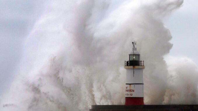 Las olas chocan contra el rompeolas junto al faro de Newhaven (Reino Unido) este jueves. EFE/ Andy Rain
