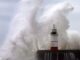 Las olas chocan contra el rompeolas junto al faro de Newhaven (Reino Unido) este jueves. EFE/ Andy Rain