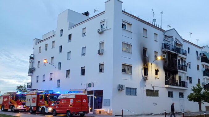 Dos personas, un joven de 19 años y su novia, de 17, han muerto este miércoles en Los Palacios y Villafranca (Sevilla) víctimas de un incendio que ha afectado a la vivienda de ambos en la Avenida de Sevilla del municipio. EFE/ Juan García-Chicano