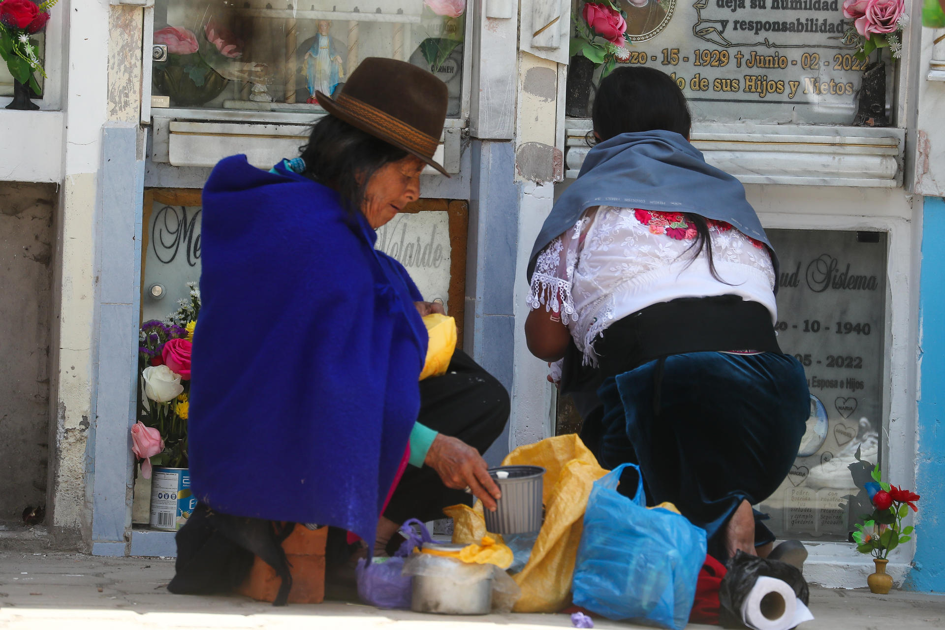 Indígenas acuden hoy con los mejores manjares para conversar con las almas de los suyos que se han ido, en la población San Juan Bautista de Punín, un pintoresco pueblito enclavado en el corazón de los Andes (Ecuador). EFE/José Jácome
