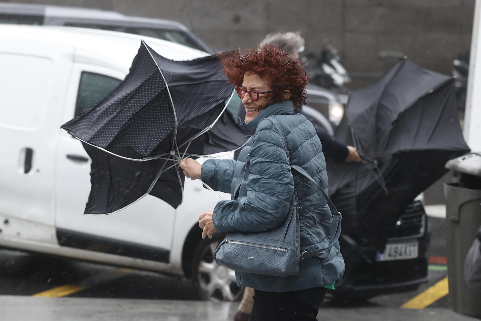 Una viandante se enfrenta a las fuertes rachas de viento mientras camina por una calle del centro de Madrid este jueves por el paso de Ciarán, una borrasca de alto impacto procedente del Reino Unido, que ha activado este jueves el aviso en toda España, salvo en las Canarias, por lluvias, rachas de viento de hasta 110km/h y temporal marítimo, informa la Aemet en su web. EFE/ Juan Carlos Hidalgo
