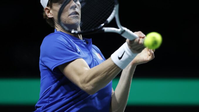 El tenista italiano Jannik Sinner durante el segundo partido de la tercera eliminatoria de la fase final de la Copa Davis 2023 contra Tallon Griekspoor, de Países Bajos, que se disputa en Málaga. EFE/ Jorge Zapata
