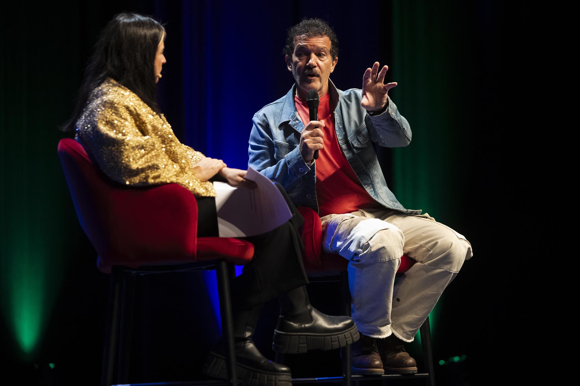 El director del Teatro del Soho Caixabank, Antonio Banderas, y la artista malagueña Alessandra García, ganadora de un premio Max a mejor espectáculo revelación, durante el encuentro que han realizado con jóvenes para hablar de teatro, cultura y de la formación en las artes escénicas, este viernes en Málaga. EFE/Jorge Zapata
