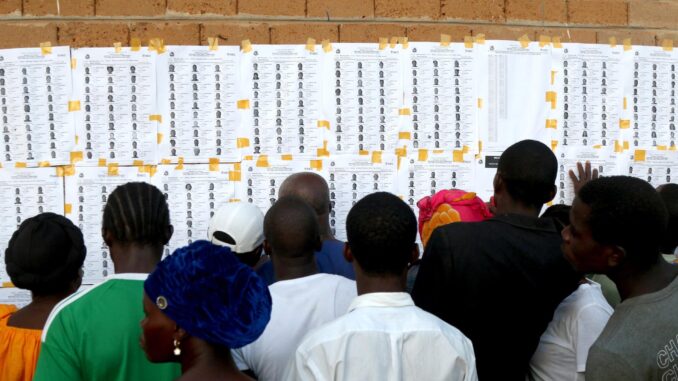 Imagen de archivo de un colegio electoral en Monrovia (Liberia). EFE/EPA/AHMED JALLANZO
