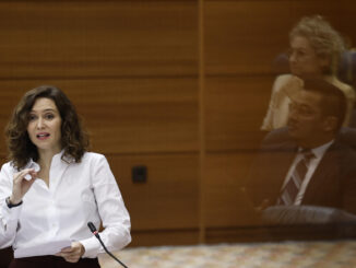 La presidenta de la Comunidad de Madrid, Isabel Díaz Ayuso, interviene durante la sesión del pleno de la Asamblea de Madrid, este jueves. EFE/ Sergio Pérez