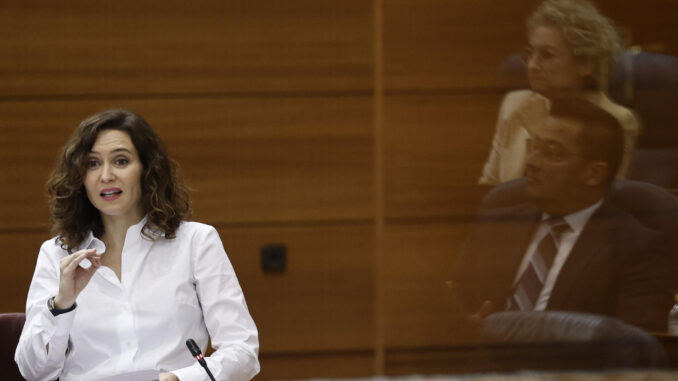 La presidenta de la Comunidad de Madrid, Isabel Díaz Ayuso, interviene durante la sesión del pleno de la Asamblea de Madrid, este jueves. EFE/ Sergio Pérez
