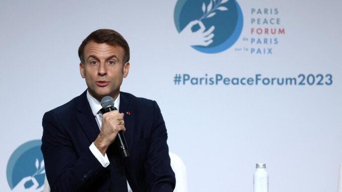 El presidente francés, Emmanuel Macron, pronuncia un discurso durante la sesión de apertura del Foro de París por la Paz, en el Palacio Brongniart de la capital francesa, el 10 de noviembre de 2023. EFE/EPA/STEPHANIE LECOCQ / POOL MAXPPP OUT
