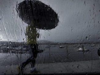 Un hombre con paraguas camina este lunes por el puerto de Pontedeume, en A Coruña. EFE/ Cabalar