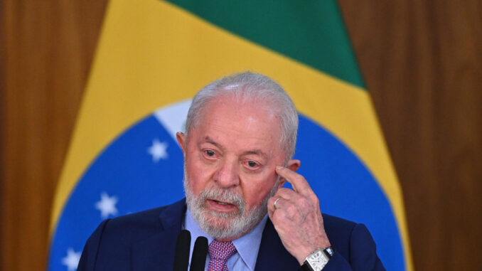 El presidente de Brasil, Luiz Inácio Lula da Silva, fue registrado este miércoles, 1 de noviembre, durante una rueda de prensa, en el Palácio de Planalto, en BrasiIia (Brasil), donde anunció que las Fuerzas Armadas reforzarán la seguridad en algunos puertos y aeropuertos, a fin de endurecer el combate al crimen organizado. EFE/Andre Borges
