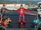 Los campeones del mundo de Moto GP, Pecco Bagnaia (c), Moto 2 , Pedro Acosta (i) y Moto 3, Jaume Masià (d) posan en la pista del circuito Ricardo Tormo, en Cheste (Valencia) tras celebrarse la última prueba del mundial. EFE/Biel Aliño