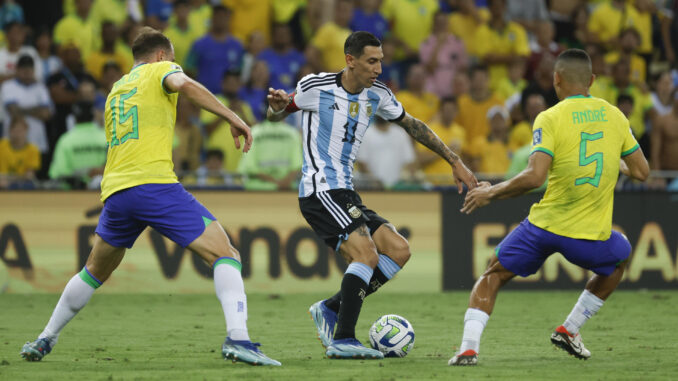 Andre (d) de Brasil disputa el balón con Ángel Di María de Argentina hoy, en un partido de las eliminatorias para la Copa Mundo de Fútbol de 2026 entre Brasil y Argentina en el estadio Maracaná en Río de Janeiro (Brasil). EFE/ Antonio Lacerda
