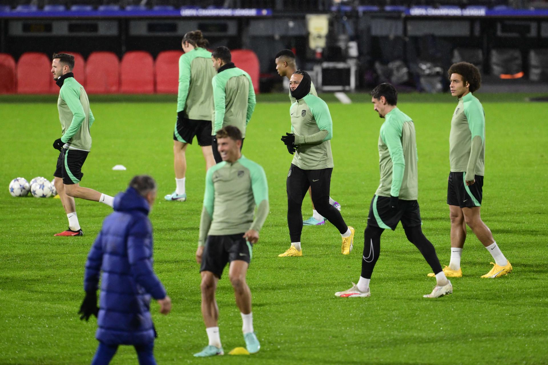 Imagen del entrenamiento de este lunes del Atlético en Rotterdam. EFE/EPA/OLAF KRAAK
