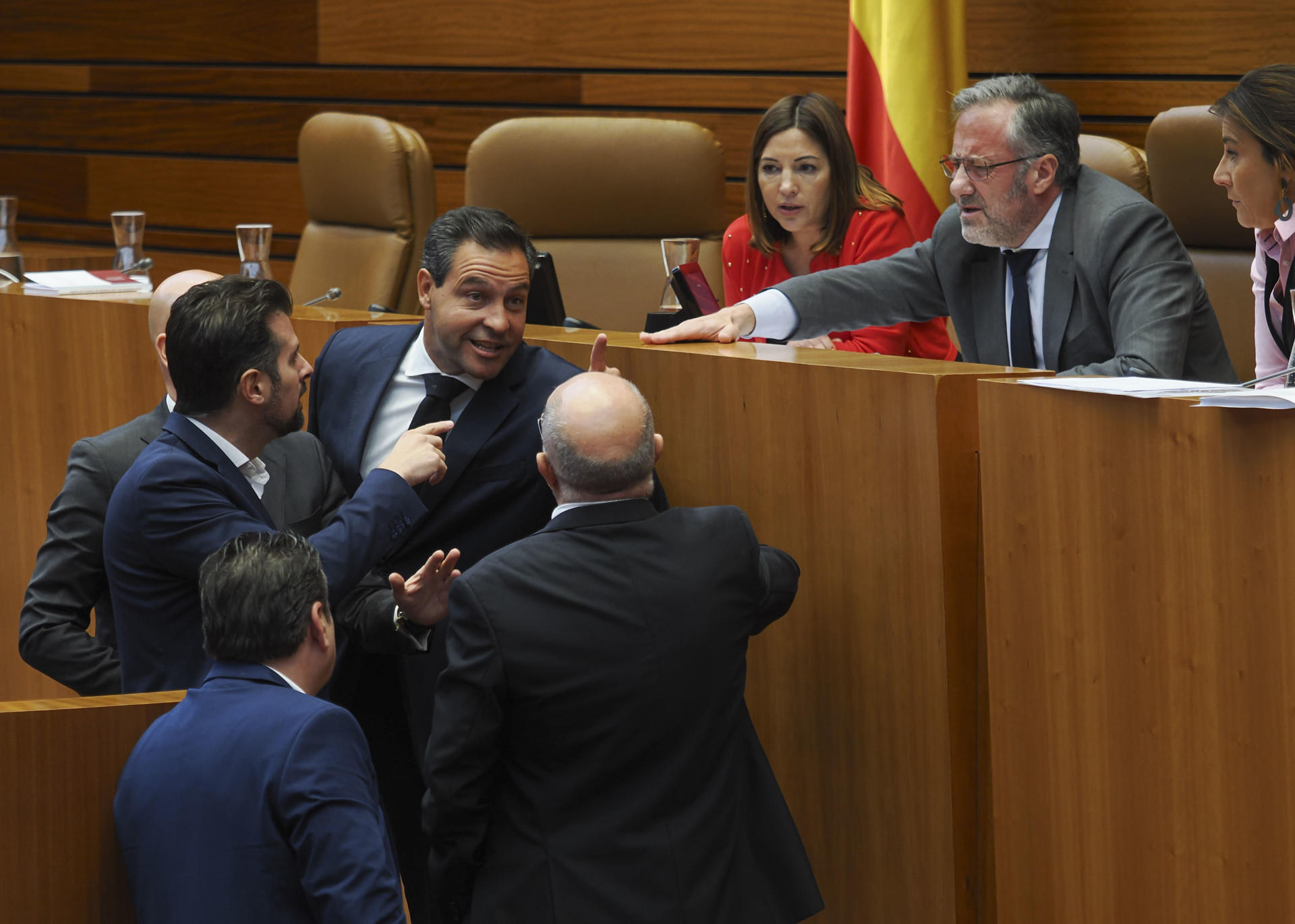 El portavoz socialista, Luis Tudanca (i), recrimina al presidente de Las Cortes, Carlos Pollán (2d), durante el pleno en Las Cortes en Valladolid, este miércoles. Un gesto del vicepresidente de la Junta de Castilla y León, Juan García-Gallardo (Vox), que niega haber simulado una "felación" como le ha acusado el PSOE y en cambio ha defendido que se trataba de una mueca "de llorar" porque "son unos llorones". EFE/ R. García
