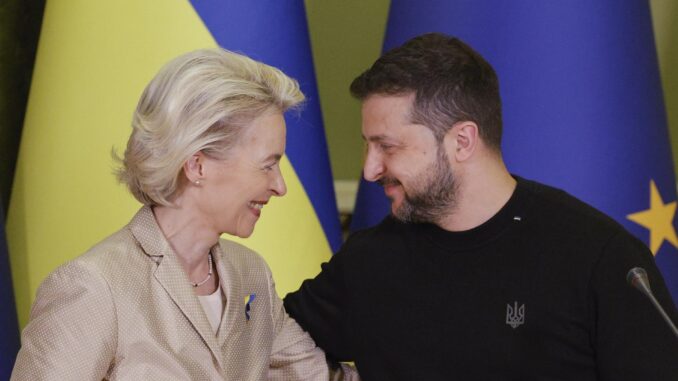 La presidenta de la Comisión Europea, Ursula von der Leyen, junto al presidente de Ucrania, Volodímir Zelenski, en Kiev (Ucrania) el 4 de noviembre de 2023. EFE/ Sergey Dolzhenko
