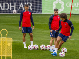 Azpilicueta, Galán y Witsel, durante el entrenamiento de este jueves. EFE/ Aitor Martín