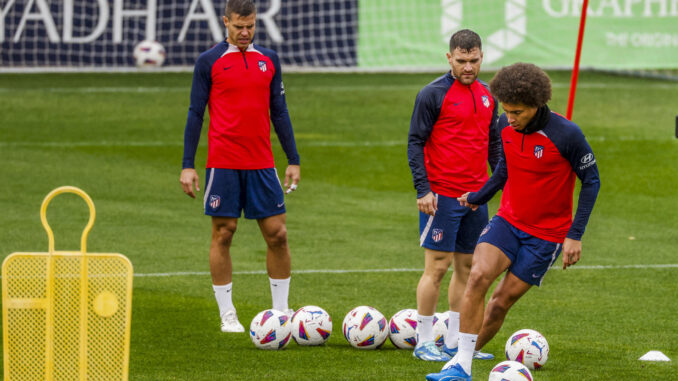 Azpilicueta, Galán y Witsel, durante el entrenamiento de este jueves. EFE/ Aitor Martín
