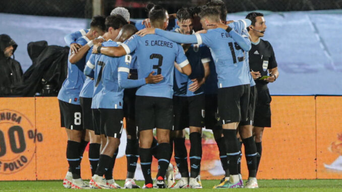 Jugadores de Uruguay celebran un gol de Gabriel Villamil hoy, en un partido de las Eliminatorias Sudamericanas para la Copa Mundo de Fútbol de 2026 entre Uruguay y Bolivia en el estadio Centenario, en Montevideo (Uruguay). EFE/Gastón Britos
