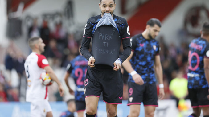 El delantero marroquí del Sevilla, Youssef En-Nesyri, celebra tras marcar el 0-2 durante el encuentro de primera ronda de Copa del Rey entre el Club Deportivo Quintanar y el Sevilla FC en el Estadio Alfonso Viller García, en Quintanar de la Orden, Toledo. EFE/ Ismael Herrero
