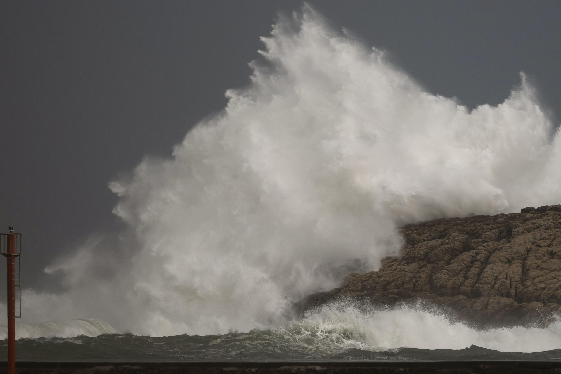 Una ola rompe en los acantilados de la costa de Cuchía en Suances, este viernes, durante la alerta roja por fenómenos costeros adversos en la costa cántabra. EFE/ Pedro Puente Hoyos
