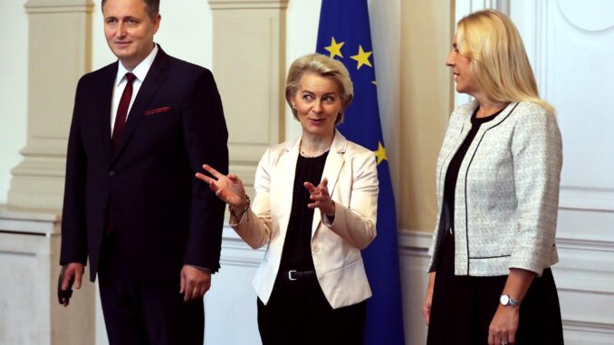 Denis Becirovic, miembro de la presidencia de Bosnia y Herzegovina, Ursula von der Leyen (C), presidenta de la Comisión Europea, y Zeljka Cvijanovic, miembro de la presidencia tripartita de Bosnia y Herzegovina, posan para los fotógrafos antes de su reunión en Sarajevo, Bosnia y Herzegovina, el 1 de noviembre de 2023. 
EFE/EPA/FEHIM DEMIR
