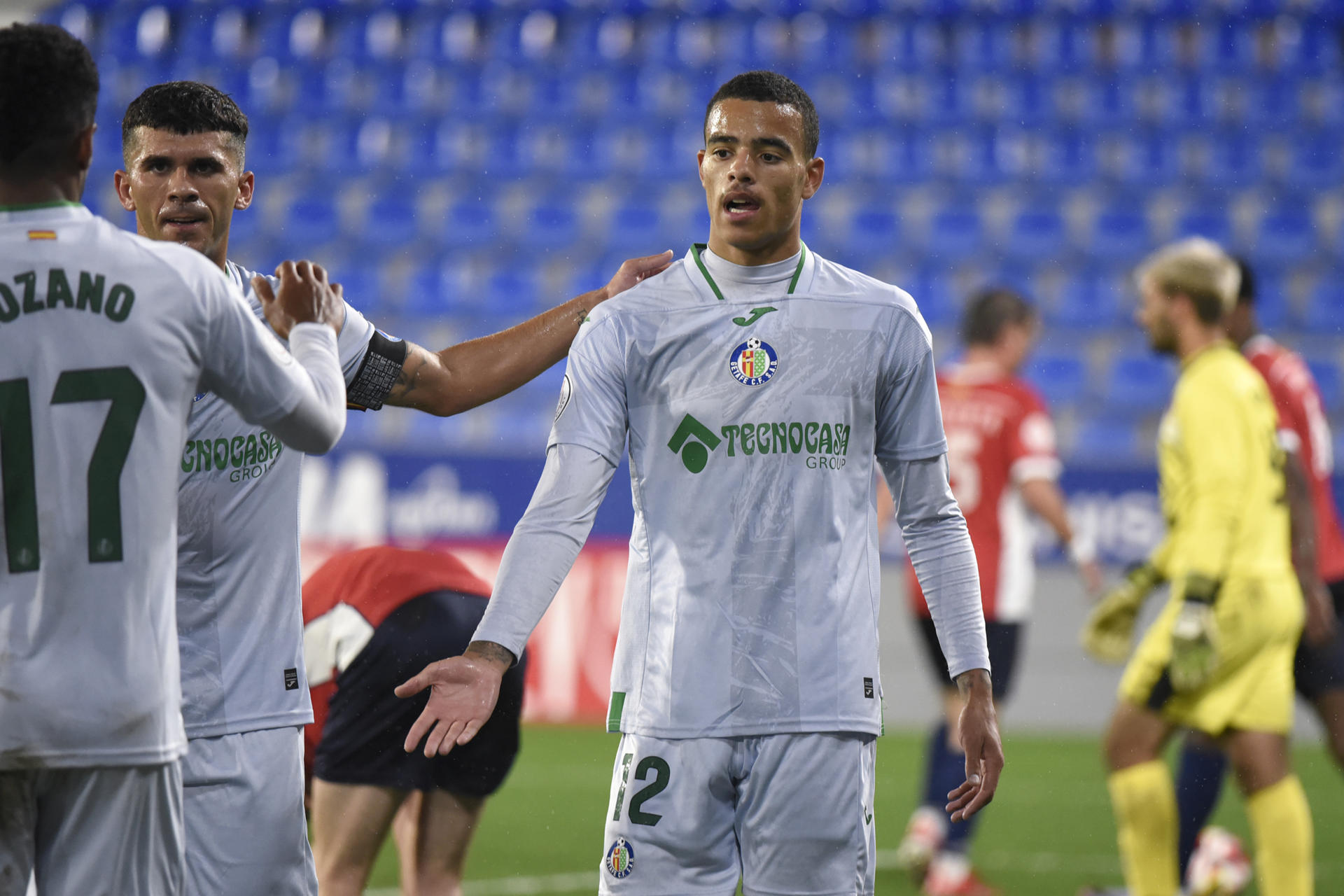 El delantero inglés del Getafe Mason Greenwood (d) celebra con sus compañeros tras marcar un gol durante un encuentro correspondiente a la Copa del Rey entre el CF Tardienta y el Getafe en el campo de fútbol de El Alcoraz de Huesca. EFE/ Javier Blasco
