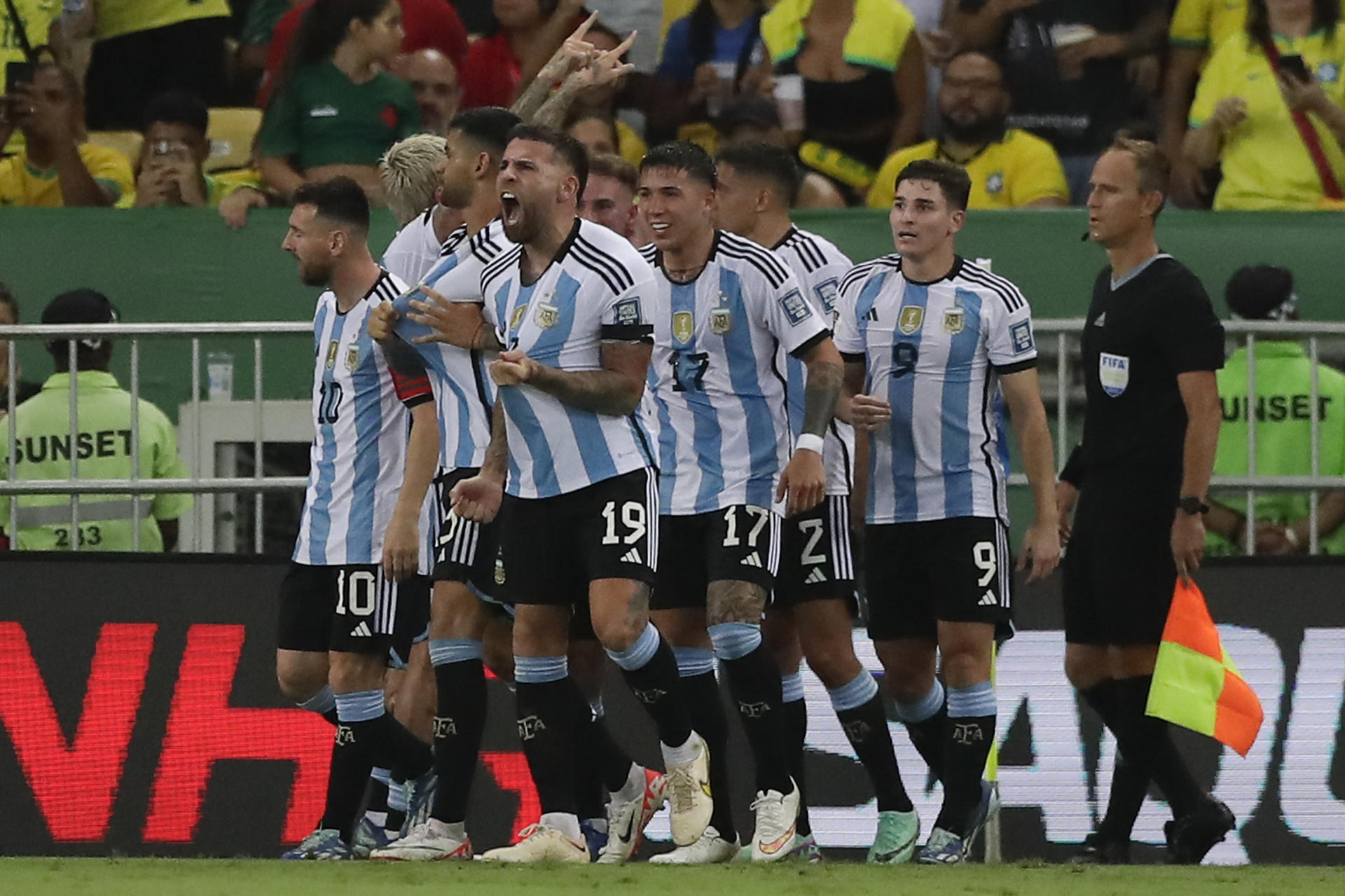 Nicolás Otamendi (c) de Argentina celebra su gol hoy, en un partido de las eliminatorias para la Copa Mundo de Fútbol de 2026 entre Brasil y Argentina en el estadio Maracaná en Río de Janeiro (Brasil). EFE/ Andre Coelho
