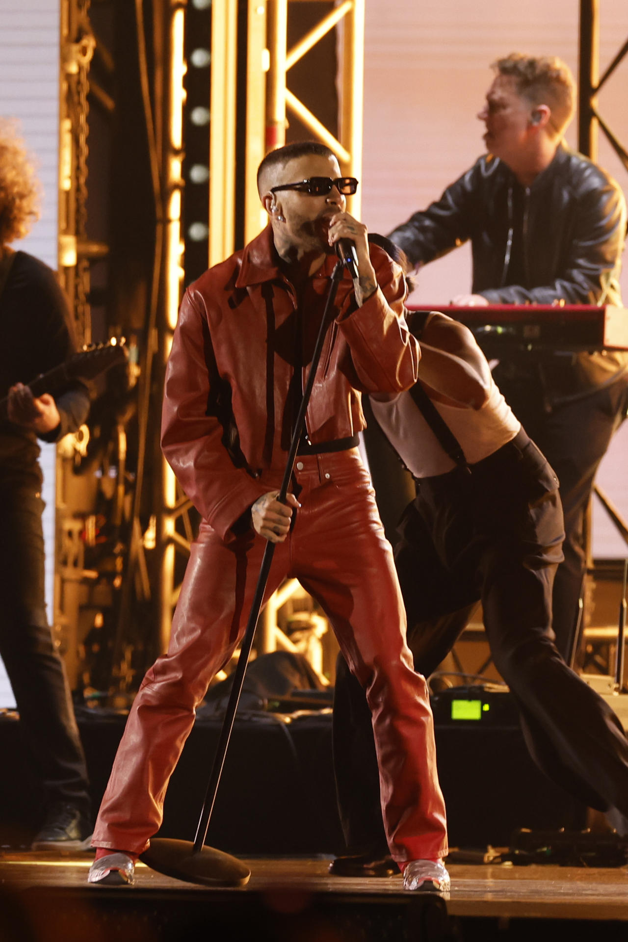 El cantante puertorriqueño Rauw Alejandro durante su actuación en la gala anual de los Latin Grammy, celebrada este jueves en Sevilla. EFE/Julio Muñoz
