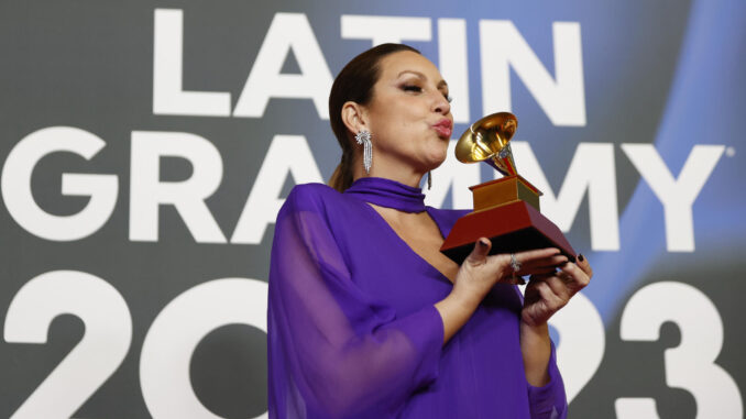 La cantaora Niña Pastori posa con el Grammy Latino a Mejor Álbum de Musica Flamenca por 'Camino', en la alfombra roja de la gala anual de los Latin Grammy, este jueves en Sevilla. EFE/Jorge Zapata
