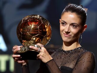 EFE/EPA/MOHAMMED BADRAEA1962. PARIS, 31/10/2023.- La española del Barcelona Aitana Bonmatí logró el Balón de Oro de 2023, por lo que sucede en el palmarés a su compañera y compatriota Alexia Putellas, que había ganado las dos ediciones anteriores. Bonmatí, de 25 años, recibió el galardón de manos del número uno del mundo del tenis, el serbio Novak Djokovic, un premio conseguido gracias a su victoria en el Mundial con España y al triplete con el Barcelona, incluida la Liga de Campeones. EFE/ Mohammed Badra