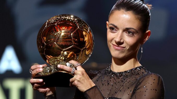 EFE/EPA/MOHAMMED BADRAEA1962. PARIS, 31/10/2023.- La española del Barcelona Aitana Bonmatí logró el Balón de Oro de 2023, por lo que sucede en el palmarés a su compañera y compatriota Alexia Putellas, que había ganado las dos ediciones anteriores. Bonmatí, de 25 años, recibió el galardón de manos del número uno del mundo del tenis, el serbio Novak Djokovic, un premio conseguido gracias a su victoria en el Mundial con España y al triplete con el Barcelona, incluida la Liga de Campeones. EFE/ Mohammed Badra